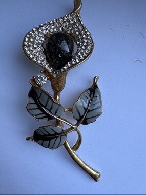 Vintage Calla Lily Flower Brooch | Black Cabochon & Rhinestone Enamel Pin #133